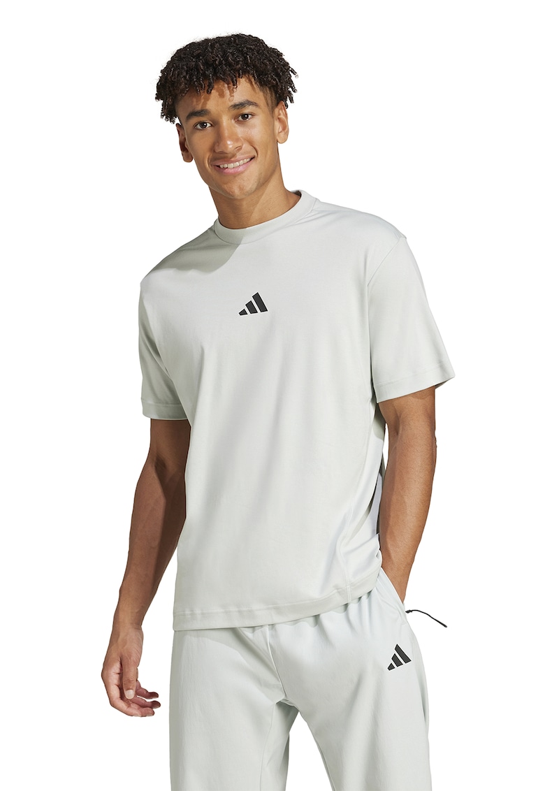 Tricou cu decolteu la baza gatului si detaliu cu model monograma