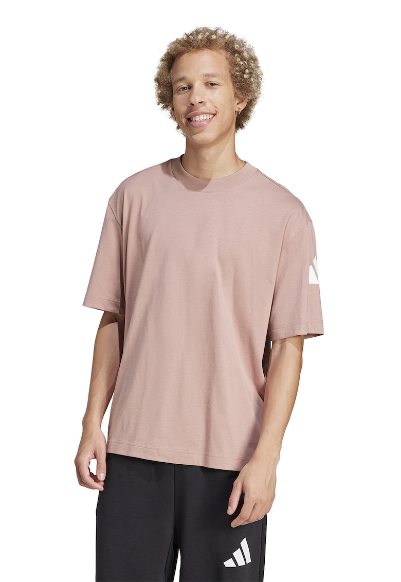 Tricou cu decolteu la baza gatului si detaliu cu logo pe maneci