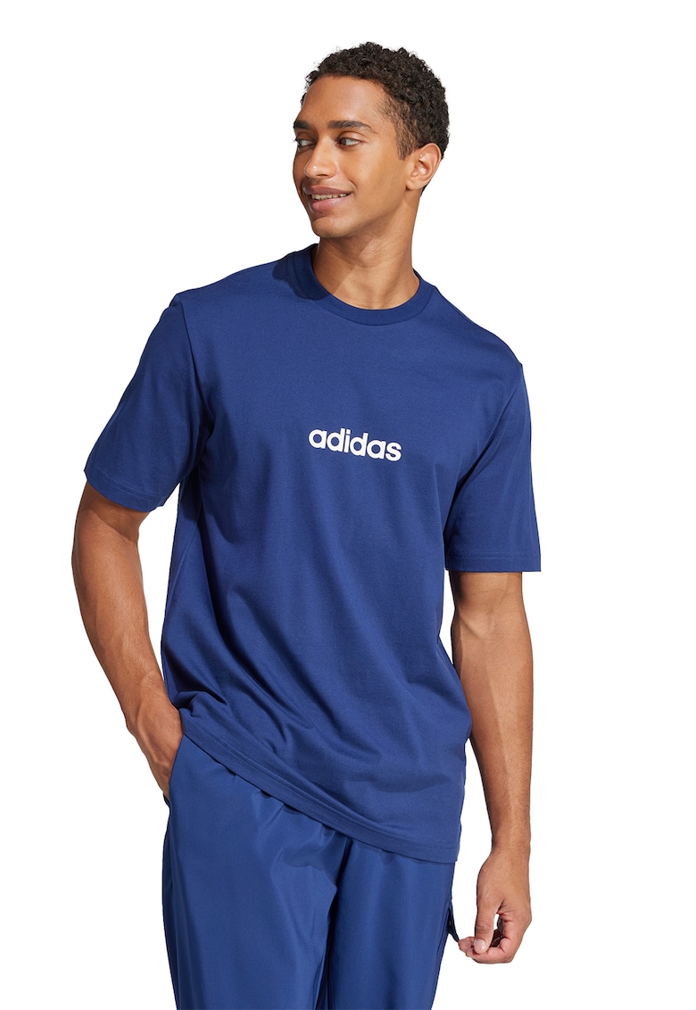Tricou cu logo pe piept si decolteu la baza gatului