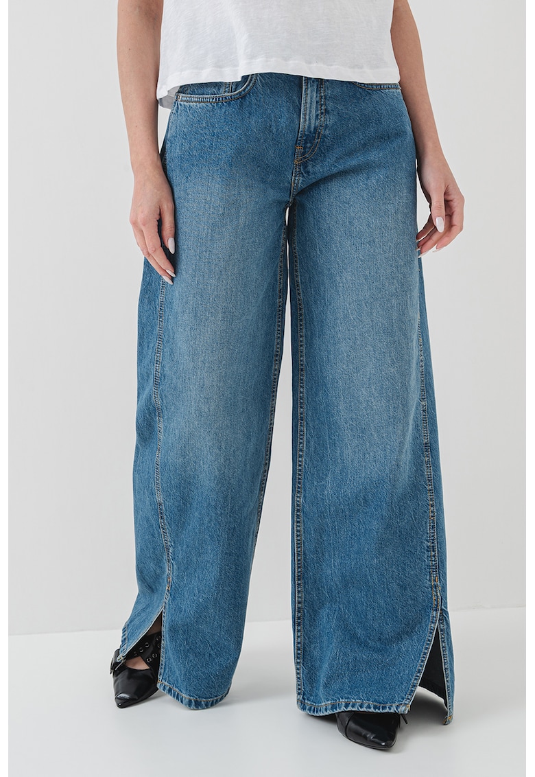 Blugi cu croiala ampla si slituri