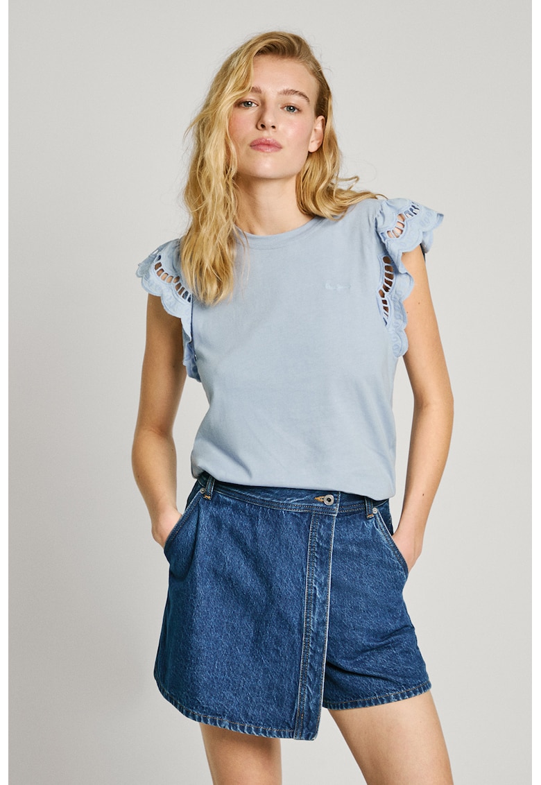Tricou cu decolteu la baza gatului si maneci brodate - Albastru deschis