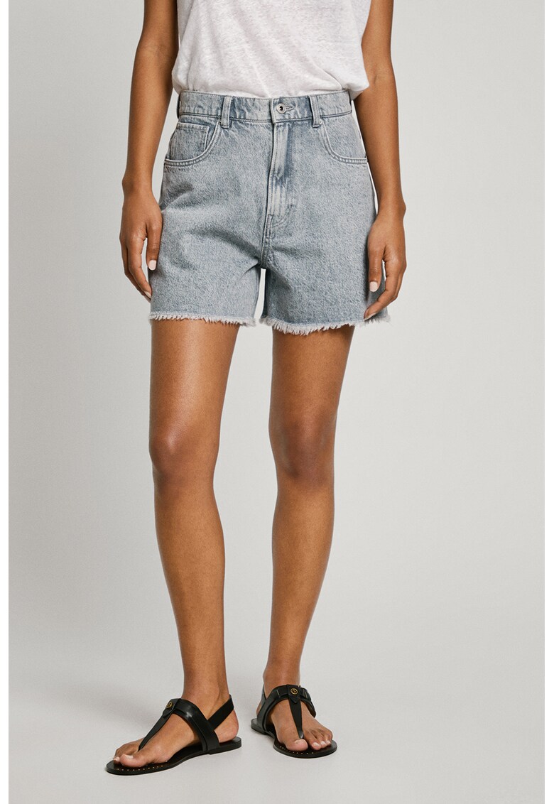 Blugi scurti cu margini franjurate