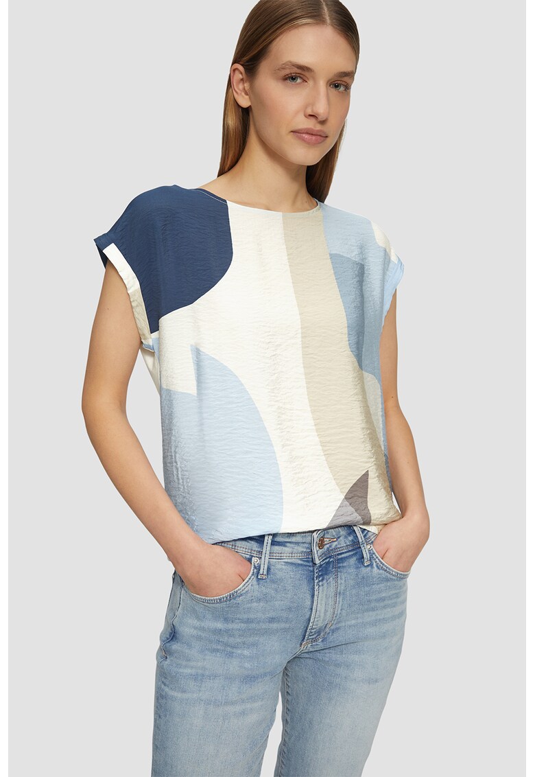 Tricou cu decolteu la baza gatului si model