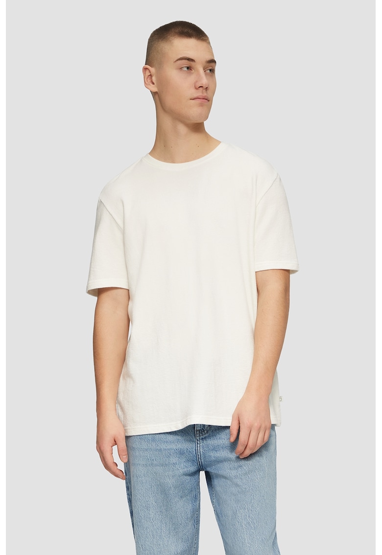 Tricou lejer cu decolteu la baza gatului