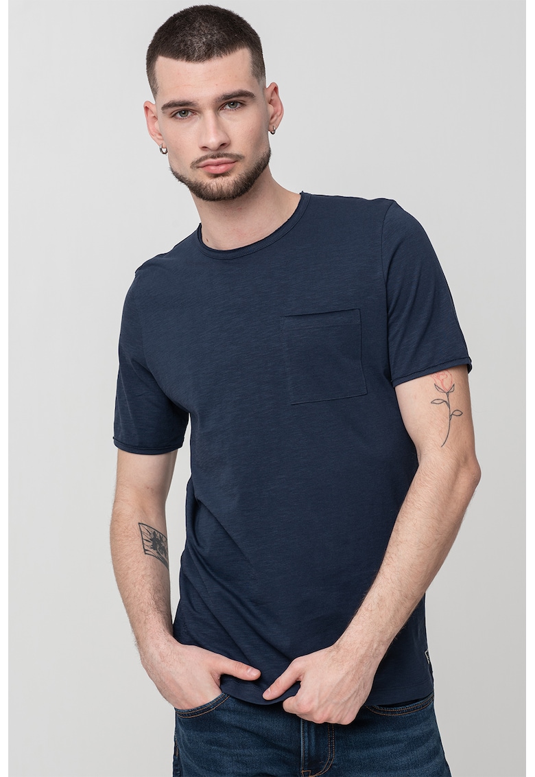 Tricou cu decolteu la baza gatului si buzunar pe piept