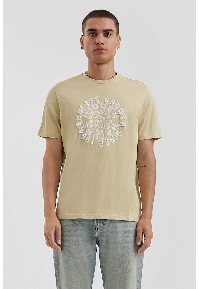 Tricou cu imprimeu text si decolteu la baza gatului