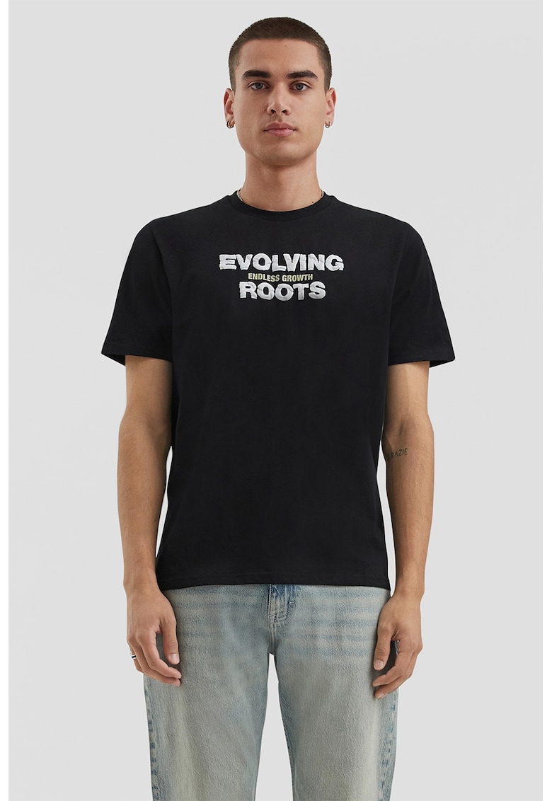 Tricou cu imprimeu text si decolteu la baza gatului