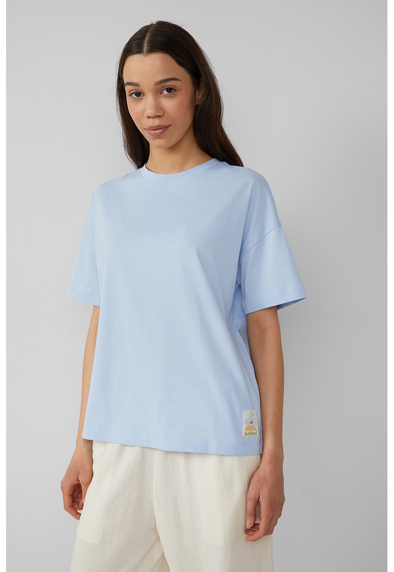 Tricou lejer cu decolteu la baza gatului