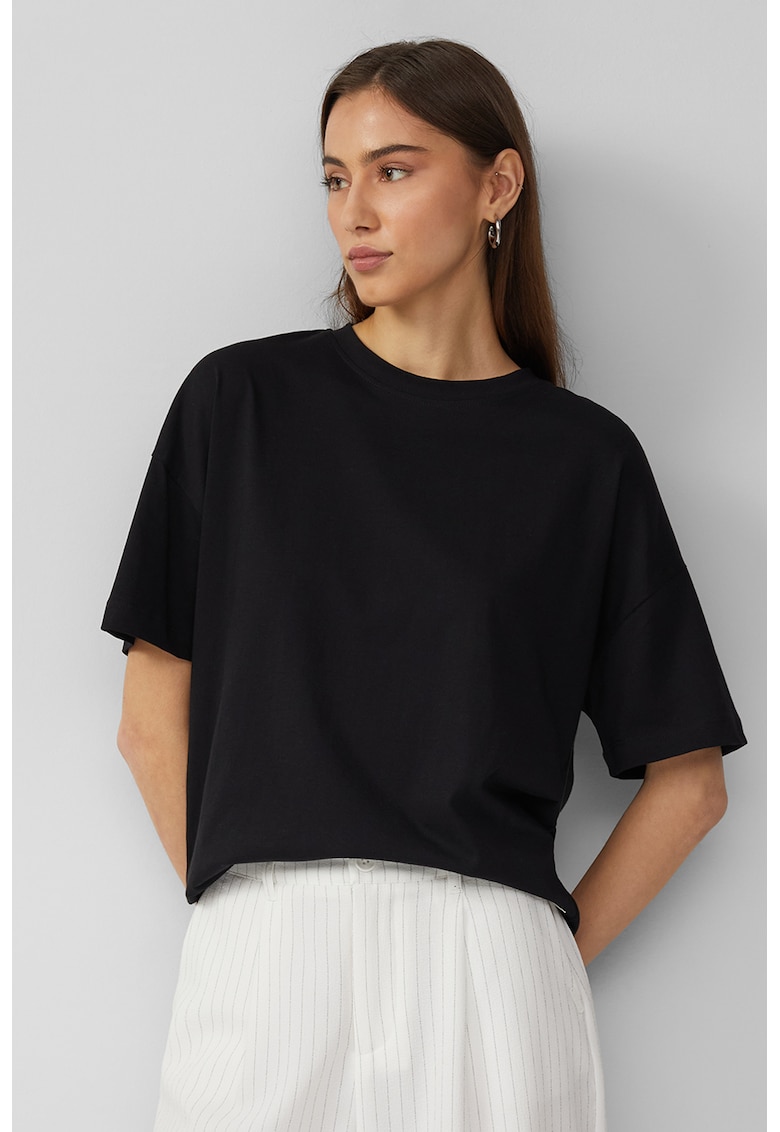 Tricou lejer cu decolteu la baza gatului