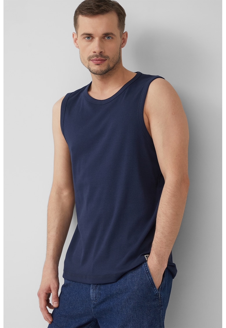 Top cu decolteu la baza gatului