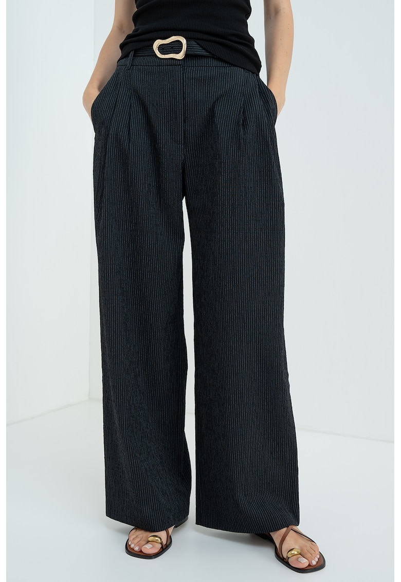 Pantaloni cu croiala ampla - model in dungi si curea asortata
