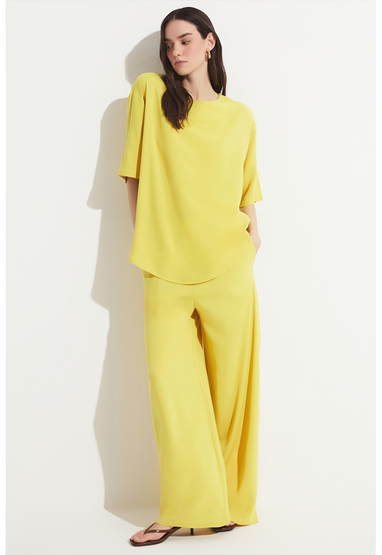 Bluza lejera si pantaloni cu croiala ampla