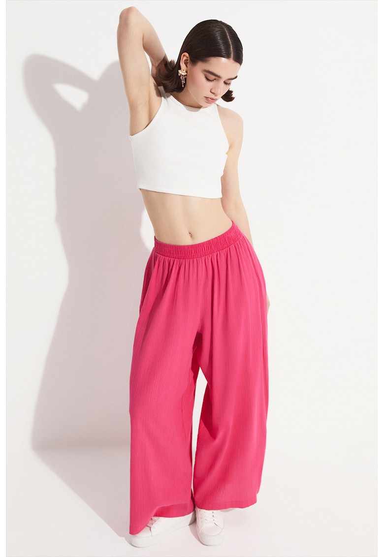 Pantaloni cu croiala ampla si talie elastica