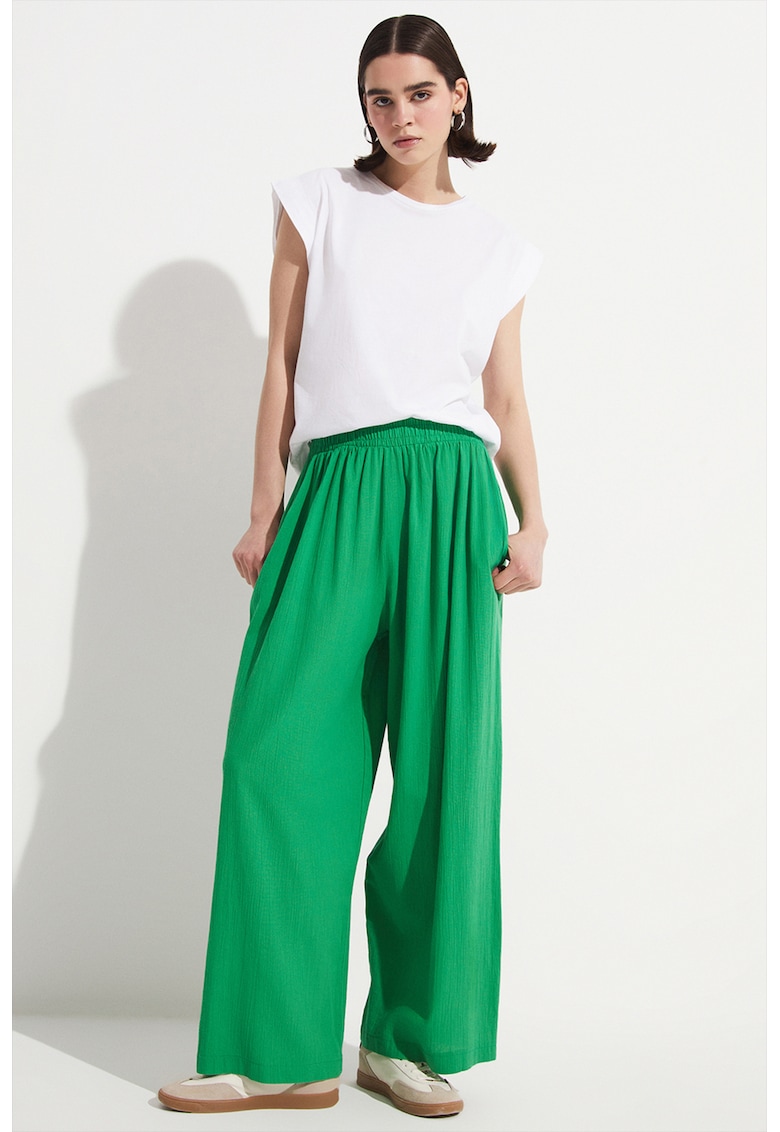Pantaloni cu croiala ampla si talie elastica