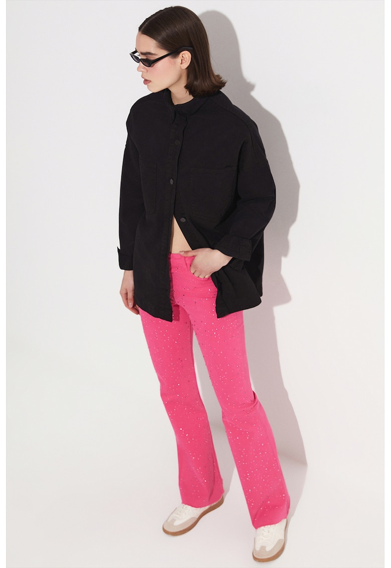 Blugi evazati cu aplicatii cu strasuri