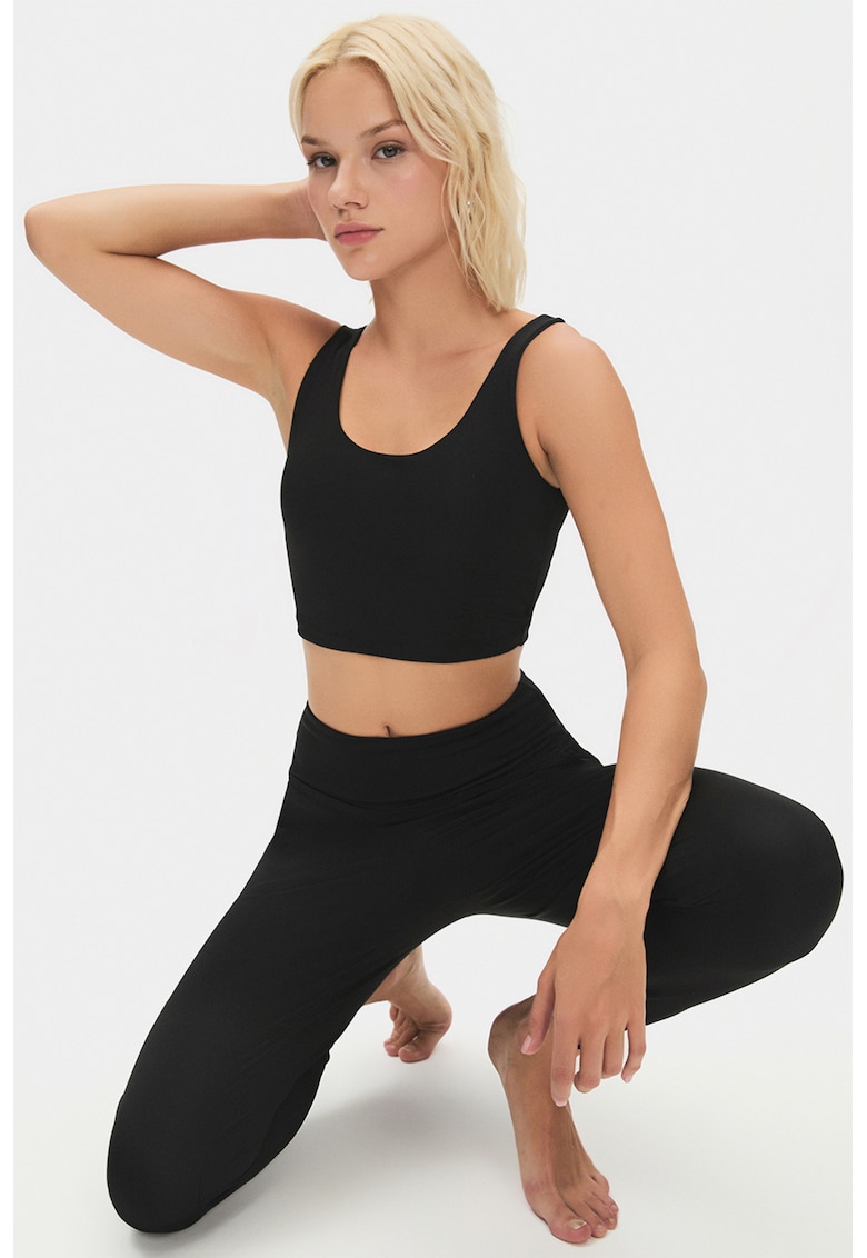 Bustiera cu bretele incrucisate pe partea din spate