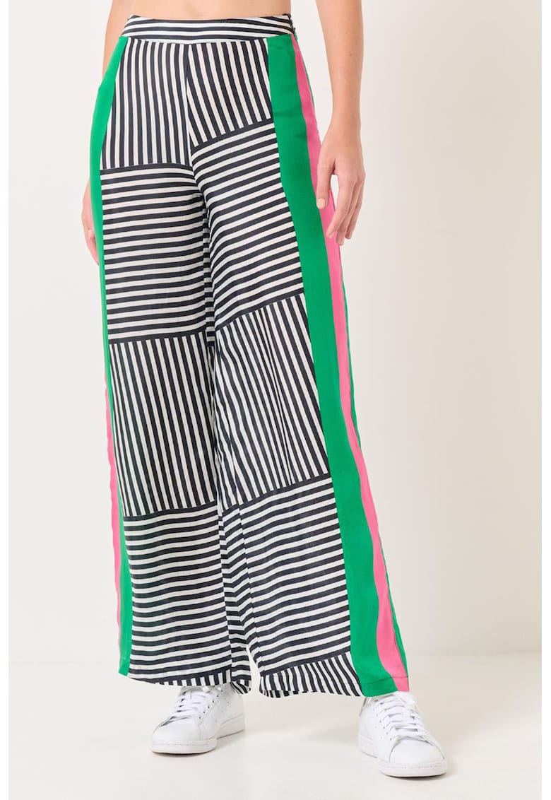 Pantaloni evazati cu imprimeu si talie medie