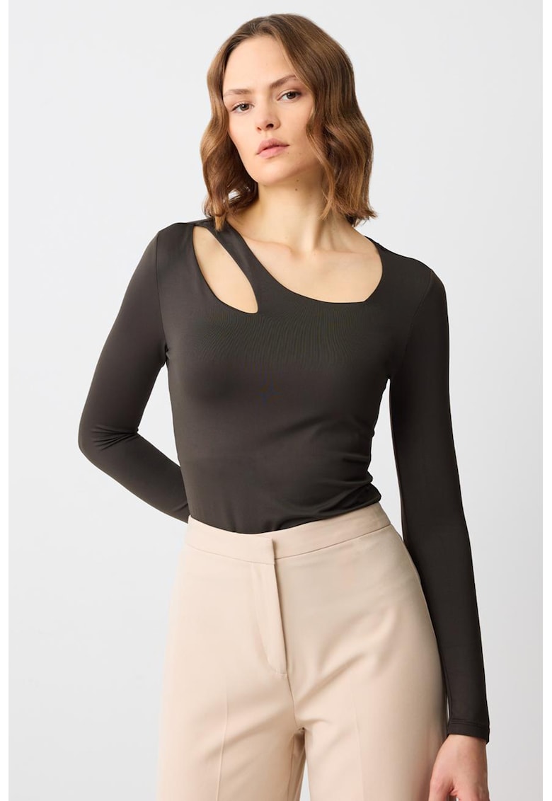 Bluza cu decupaj frontal