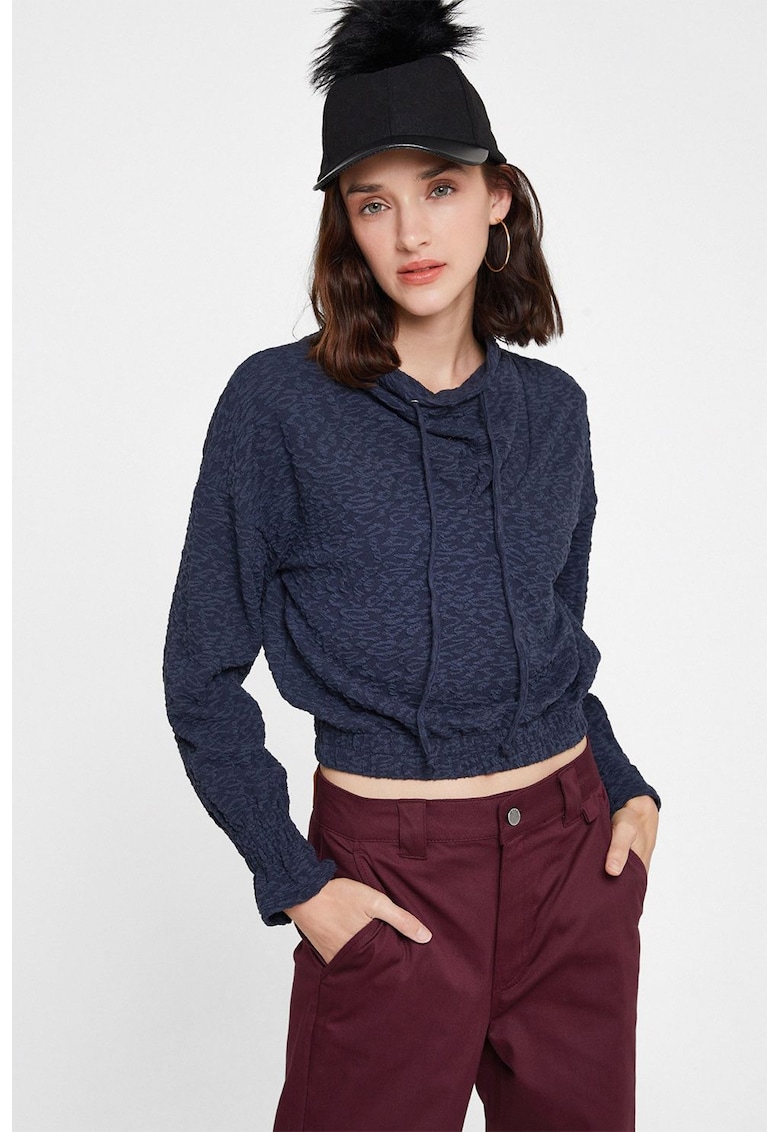 Bluza crop cu guler inalt