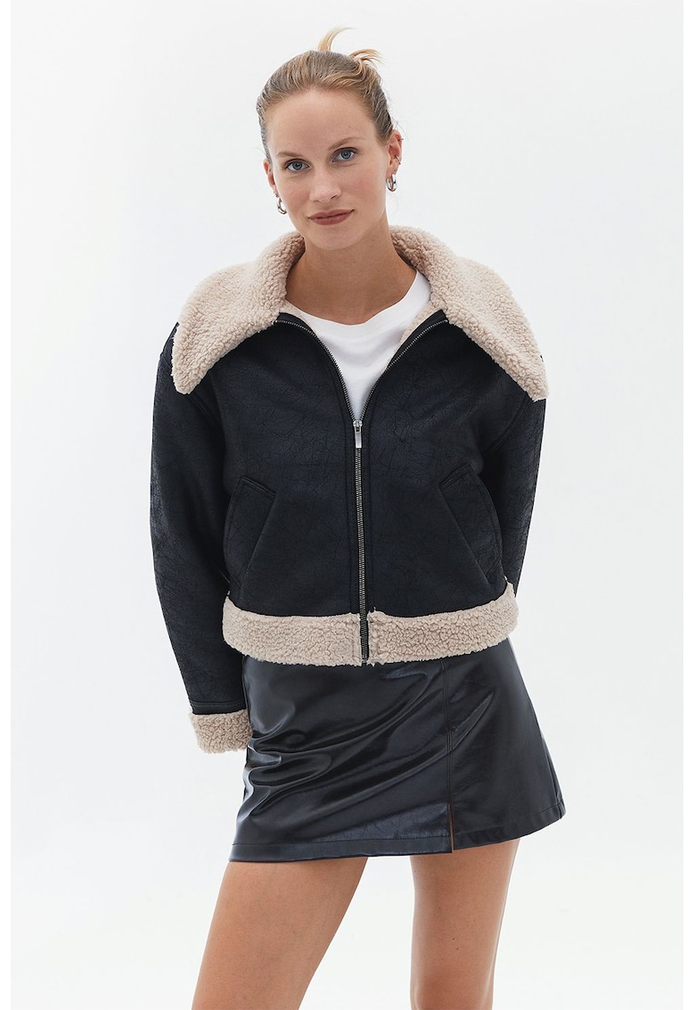 Jacheta crop cu buzunare laterale