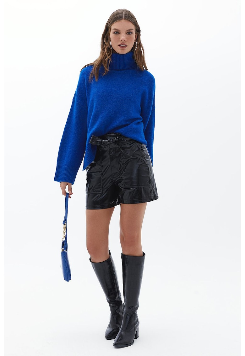 Pantaloni scurti cu talie inalta si buzunare