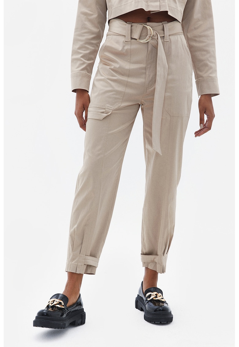 Pantaloni cu croiala conica si talie inalta