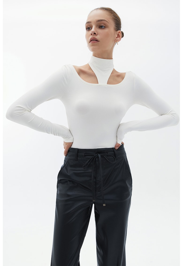 Bluza cambrata cu guler inalt