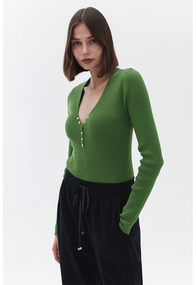 Pulover striat cu decolteu in V