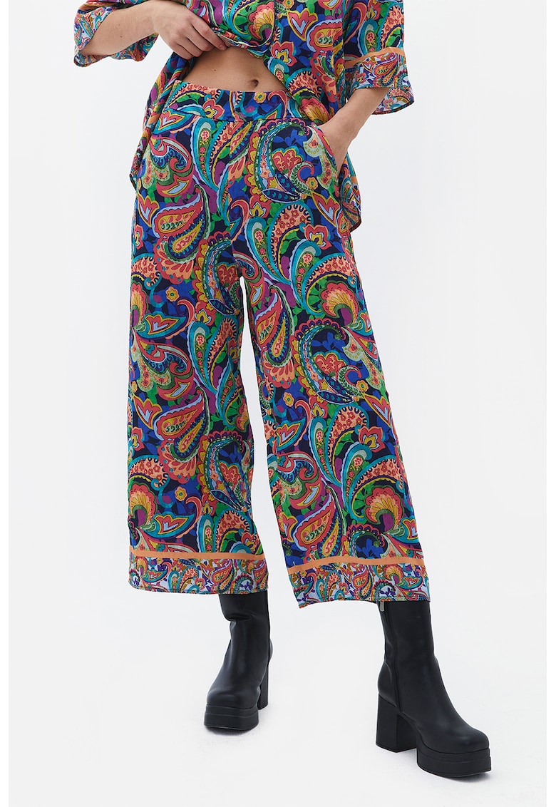Pantaloni cu croiala ampla si imprimeu abstract