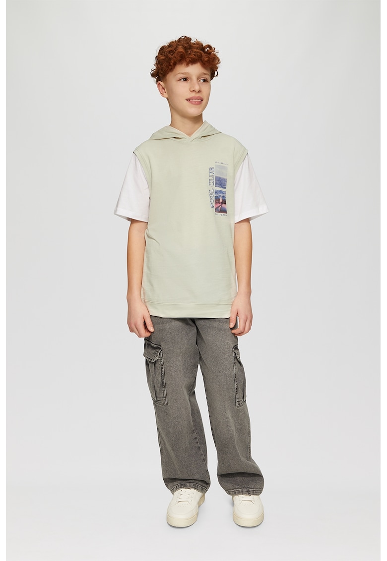 Tricou cu gluga cu maneci contrastante