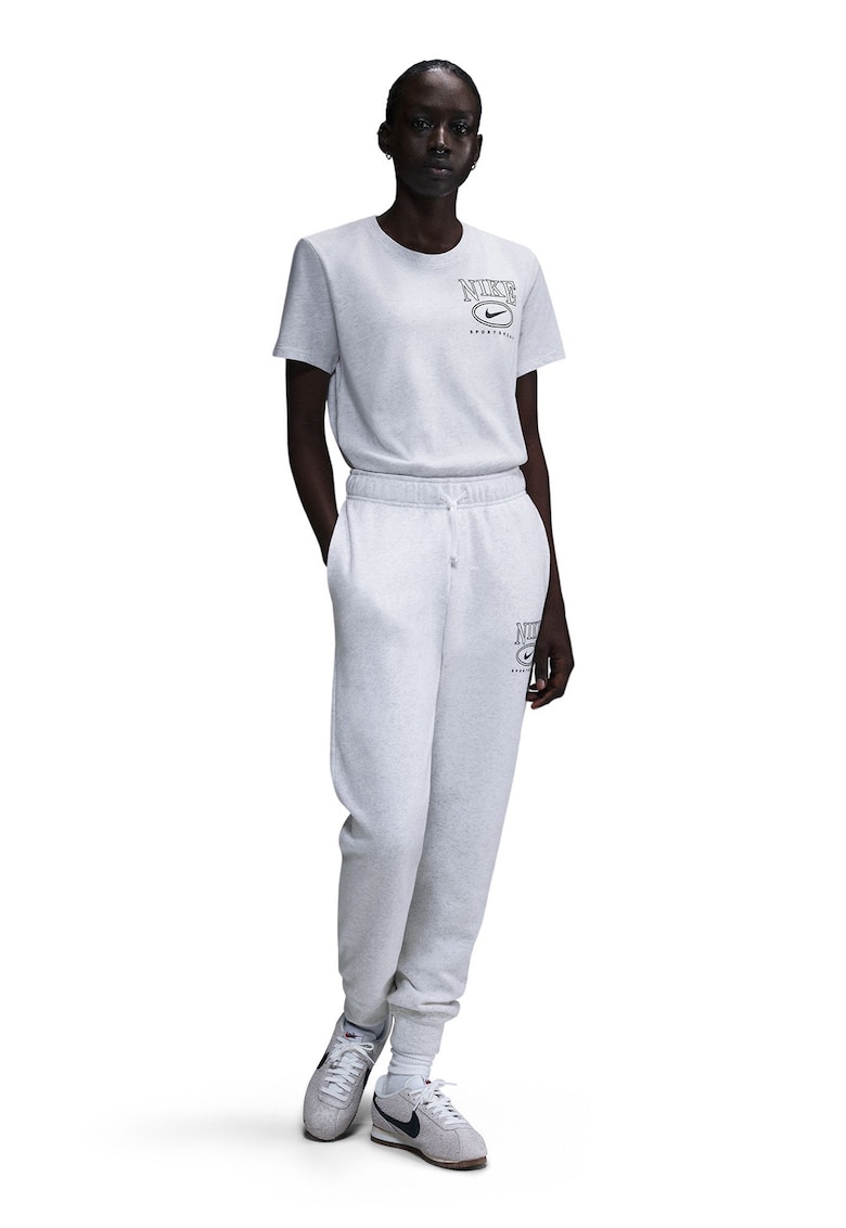 Tricou cu decolteu la baza gatului si logo pe piept