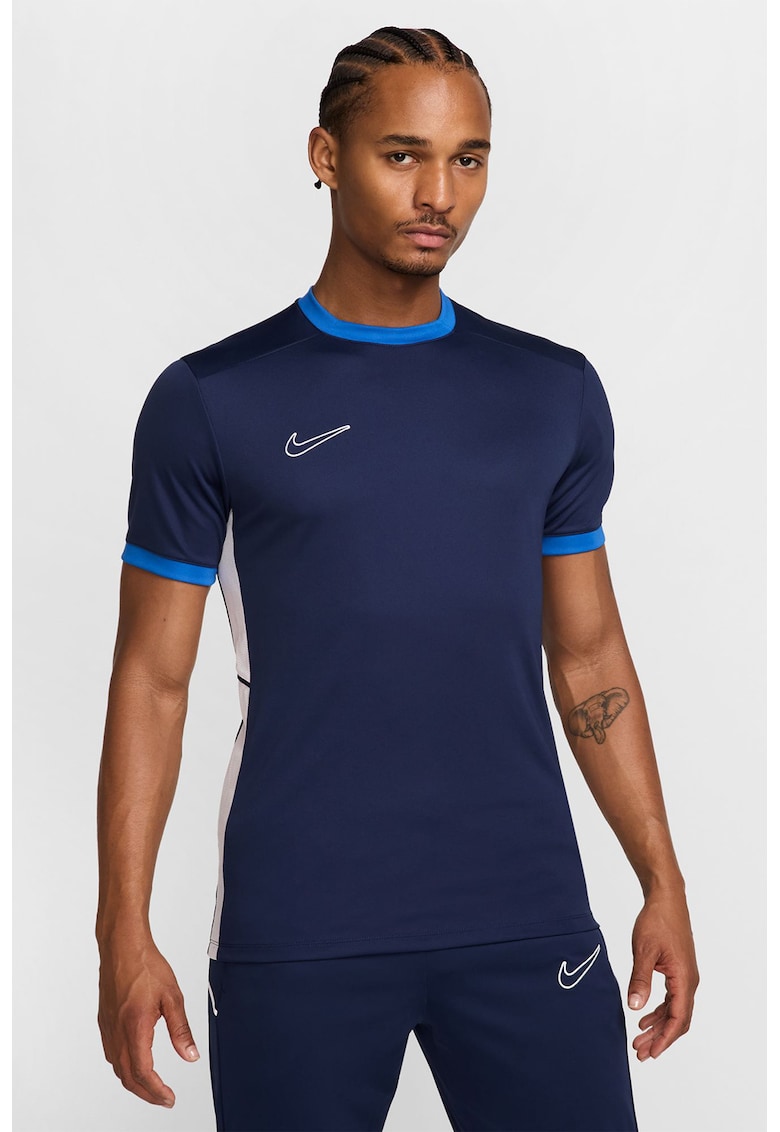 Ticou cu decolteu la baza gatului - pentru fotbal