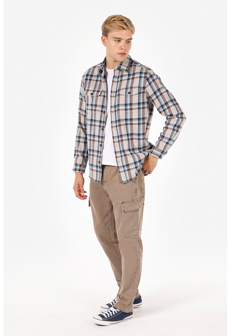 Camasa cu model in carouri si buzunare pe piept Camasa cu model in carouri si buzunare pe piept