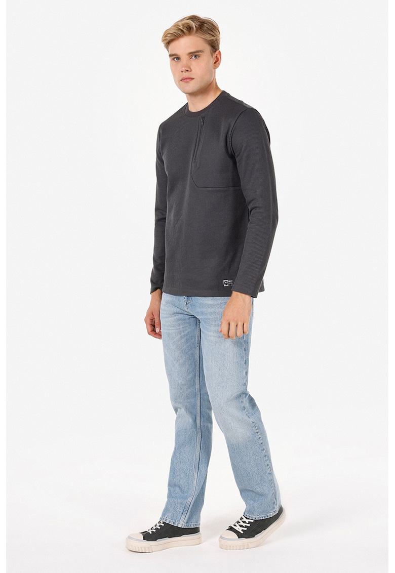 Bluza cu decolteu la baza gatului si fenta cu fermoar