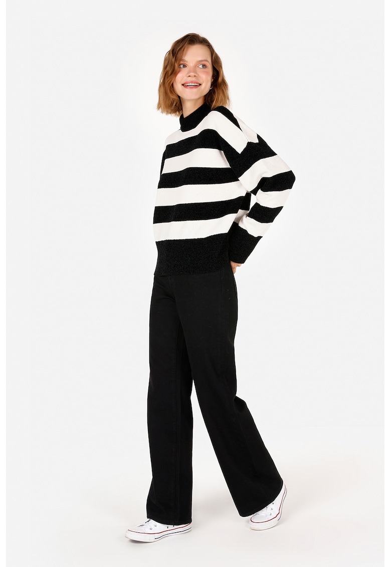 Pulover lejer cu decolteu la baza gatului Pulover lejer cu decolteu la baza gatului