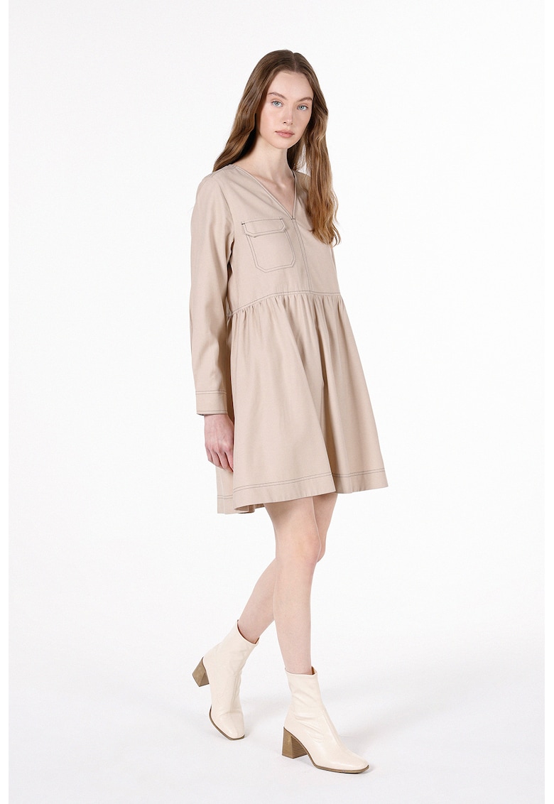 Rochie evazata cu detalii contrastante