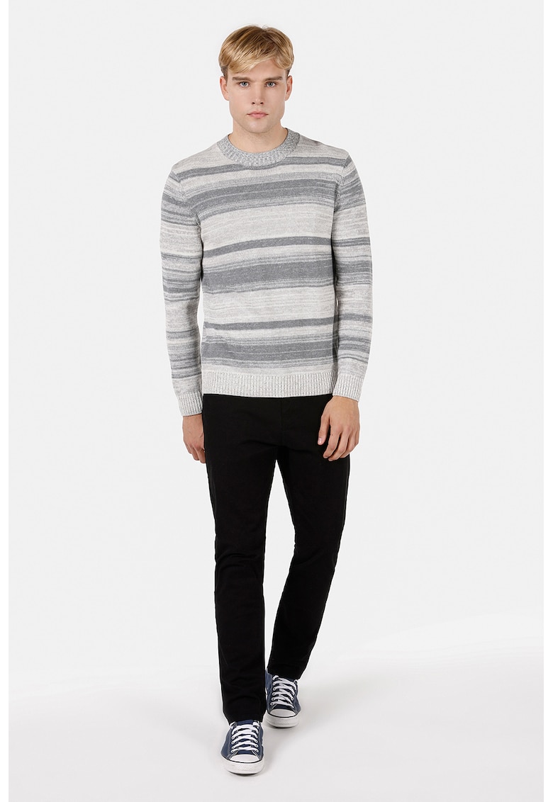 Pulover in dungi cu decolteu la baza gatului