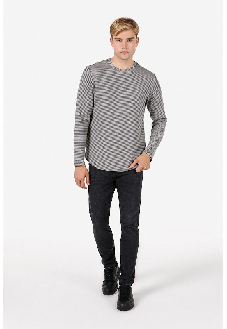 Bluza in dungi cu decolteu la baza gatului