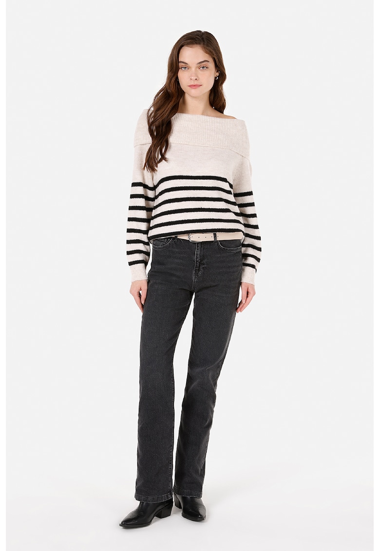 Pulover cu model in dungi si decolteu barcuta