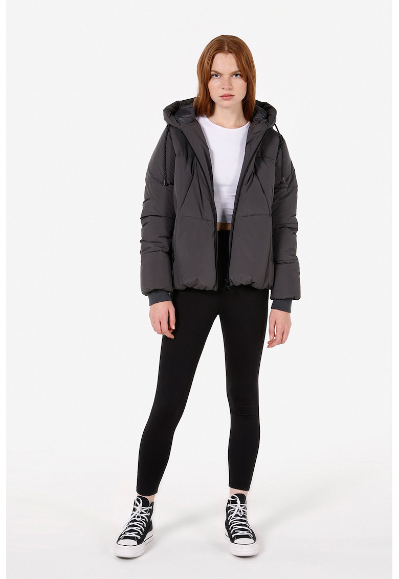 Geaca cu gluga si buzunare cu fermoar