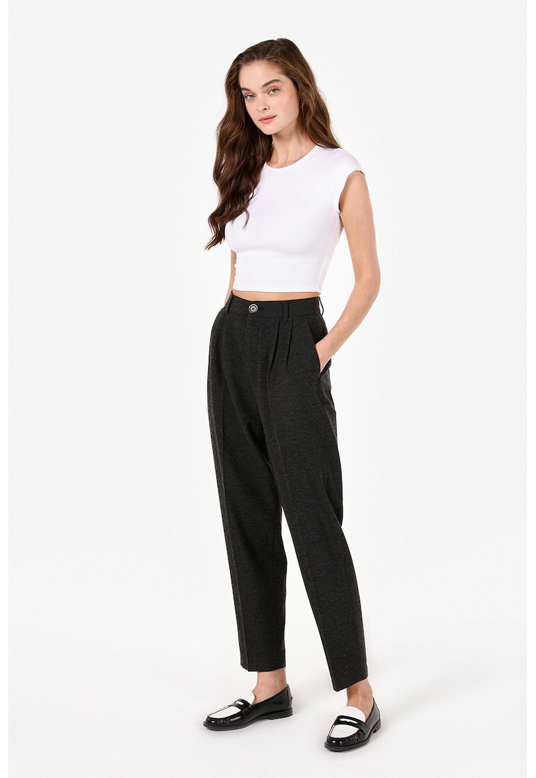 Pantaloni cu croiala conica si pliuri