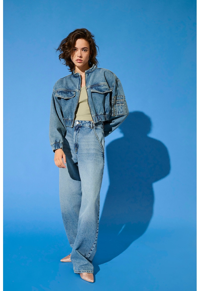 Blugi cu croiala ampla si aspect decolorat