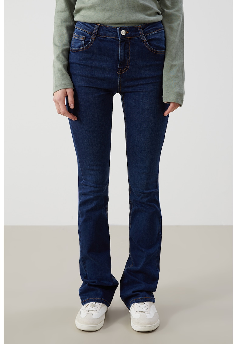 Blugi evazati cu talie medie