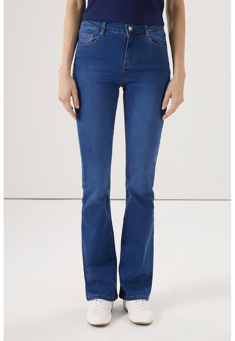 Blugi evazati cu talie medie