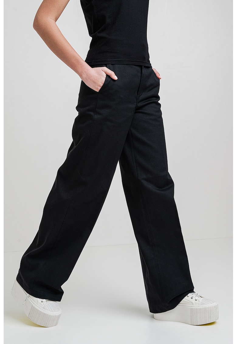 Pantaloni ampli cu buzunare laterale