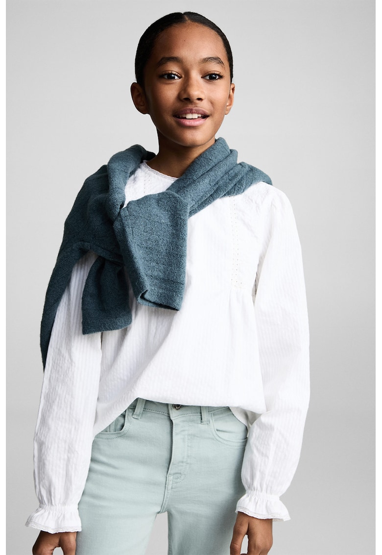 Blugi evazati cu terminatii nefinisate