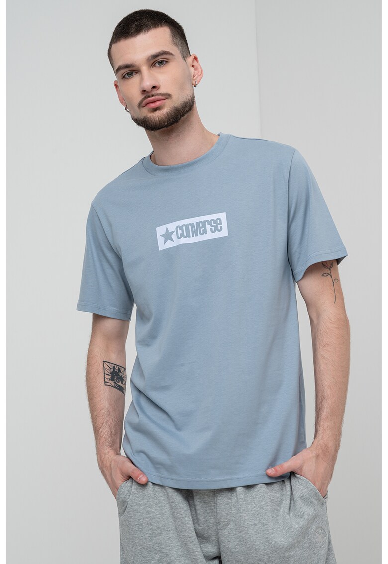 Tricou cu decolteu la baza gatului si imprimeu logo Retro - Albastru prafuit