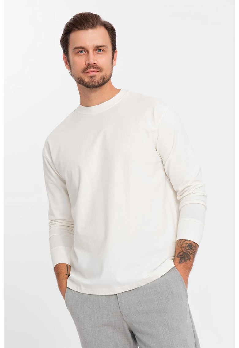 Bluza lejera cu decolteu la baza gatului