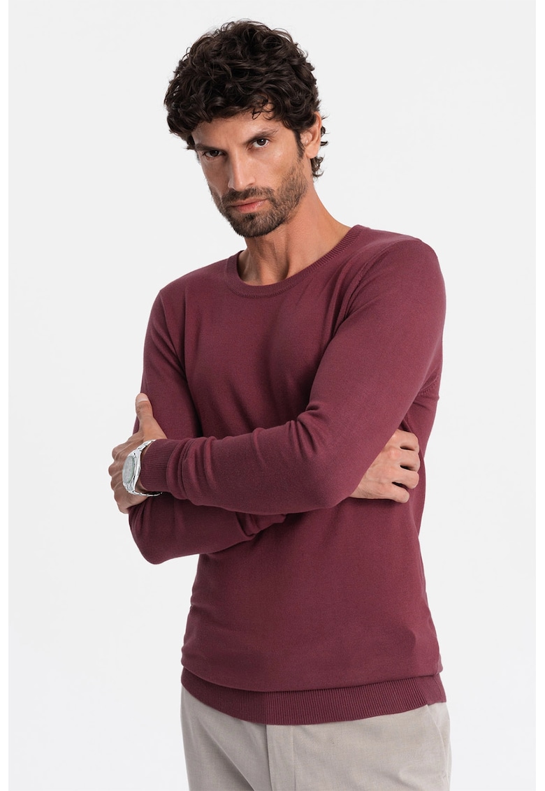 Pulover cu decolteu la baza gatului si model uni Pulover cu decolteu la baza gatului si model uni