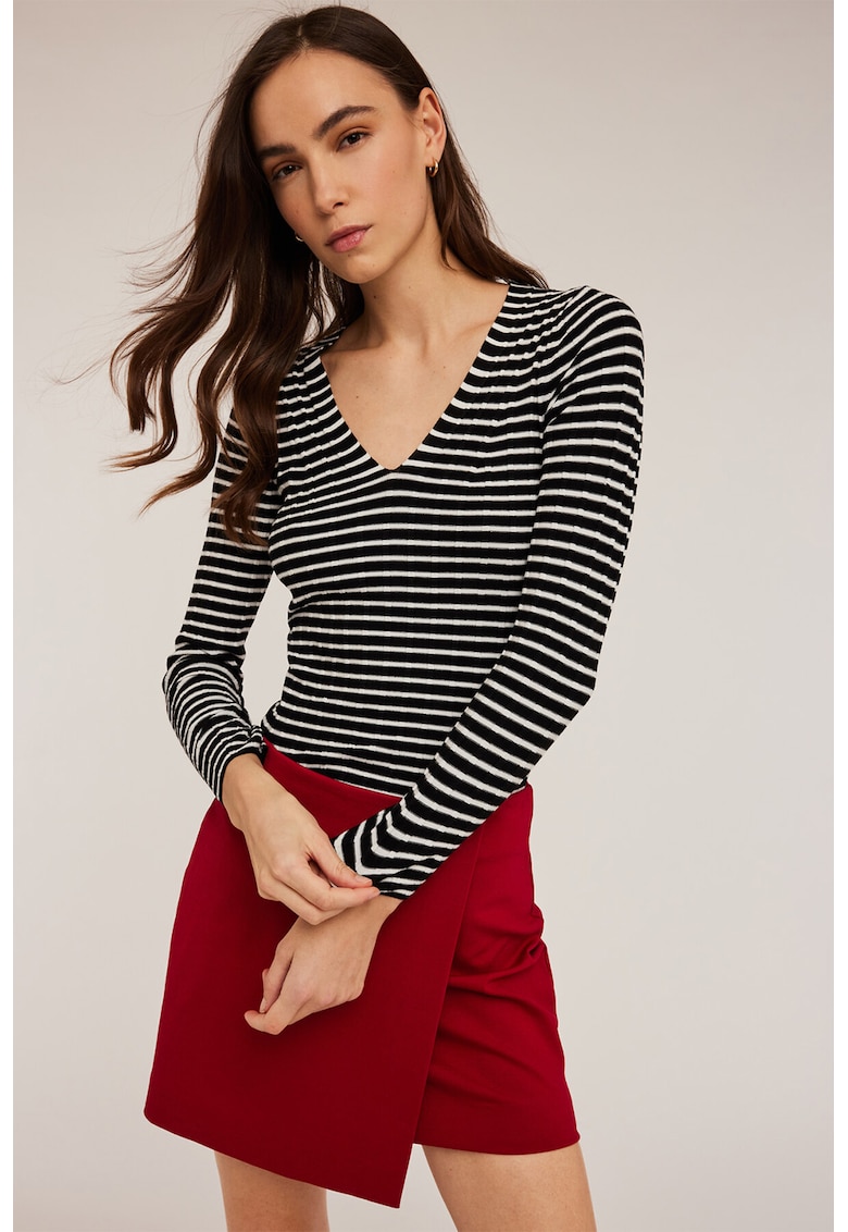 Pulover striat cu decolteu in V - Alb fildes/Negru